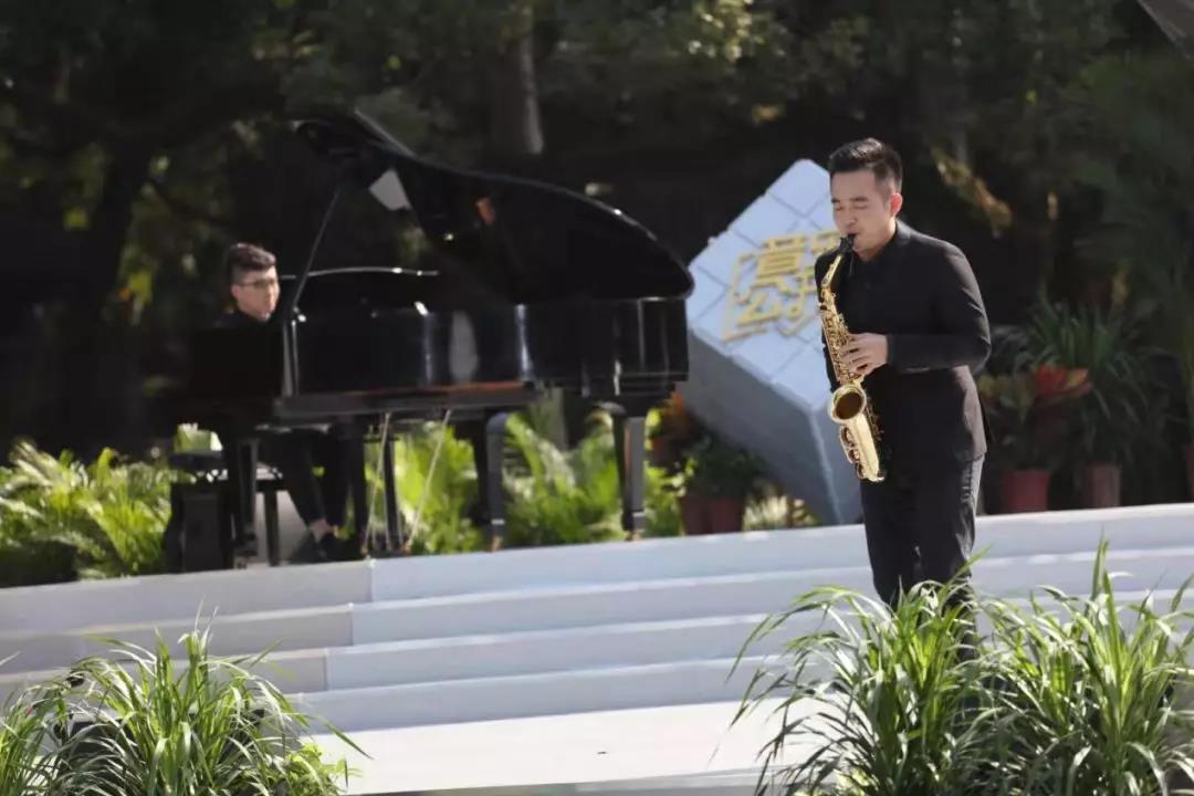 tcy8722太阳集团教师张鼎吹奏《查尔达什舞曲》